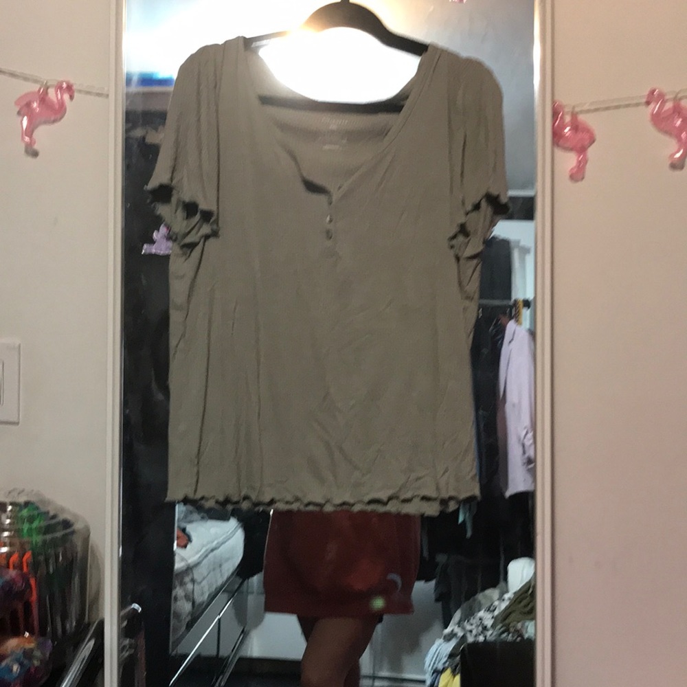 Green lettuce trim ribbed blouse tee w/ buttons